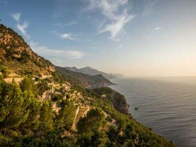 Buckminster Fuller’s Dymaxion Sleep Plan: He Slept Two Hours a Day for Two Years & Felt “Vigorous” and “Alert”